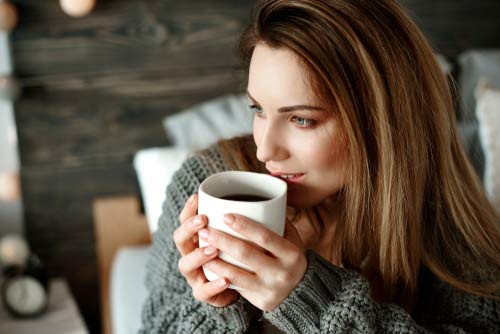 Femme buvant un café