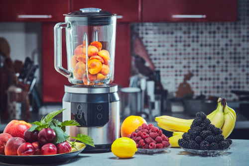 Blender et ingrédients pour faire des coulis de fruits